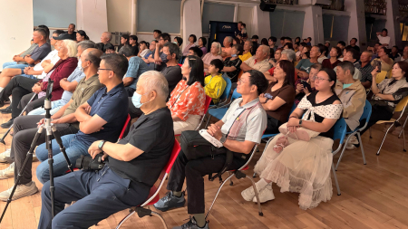 連江縣政府文化處安排閩劇跨海巡演，18日晚間在東引國民中小學禮堂演出《龍臺駙馬》，吸引許多年長鄉親與不少年輕人及學生到場觀賞，共同感受傳統戲曲的魅力。（圖︰東引鄉公所）