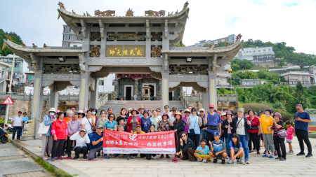 西莒秋季大健行　鄉親扶老攜幼熱情參與
