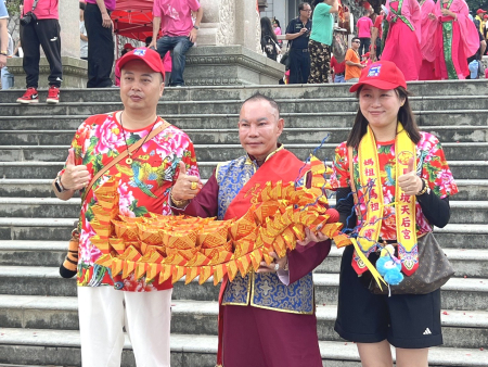 馬祖秋慶「媽祖在馬祖」昇天祭祭祀大典18日盛大登場，超過680位信眾熱情參加；「吊車大王」胡漢龑專程來馬祖參加活動。（圖／文：馮紹夫）