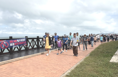 連江縣衛生局昨日舉辦115年度菸害防制健走活動，從福澳運動場出發，結合戶外健走、菸害宣導及環境清潔理念，吸引共339位鄉親熱情參與。（圖／文：鄭綿綿）