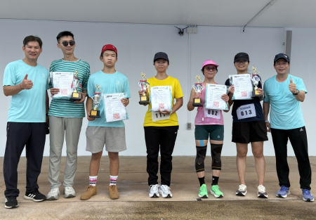連江縣體育會慢跑委員會於賽後進行頒獎，表揚男女組前三名選手。（圖／文：鄭綿綿）