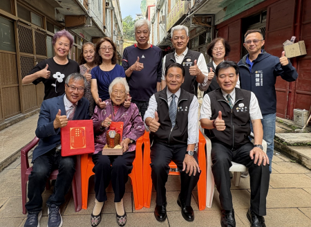 介壽陳賽金喜迎92歲生日　縣長贈老酒祝福健康長久