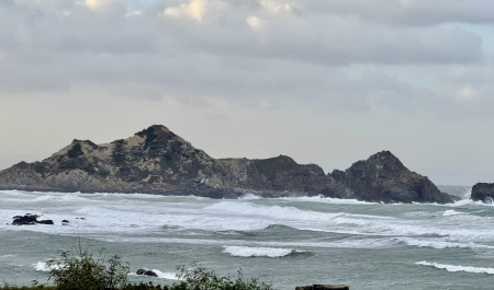 東莒沿岸已出現長浪及大浪，猛澳澳口已堆放沙袋，防止海水倒灌。（圖／文：蔡夢玲）