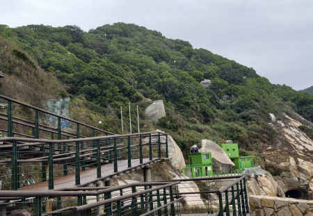 颱風帶來強風大浪，北竿37據點沿岸海水不斷沖刷岩石，產生一團團白色泡沫，偶爾隨著陣風飄散，宛如大自然上演一場天然泡泡秀。（圖／文：鄭禮頤）