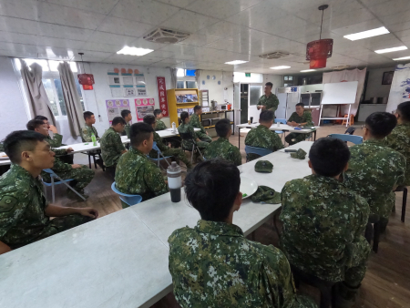 官兵專注聆聽宣導內容，加深對行政中立的認識。
