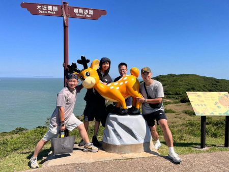 官兵於馬祖景點前開心合影。