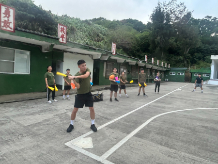 參賽官兵專注揮擊，爭取佳績。