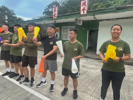 場外官兵為參賽隊友加油打氣。