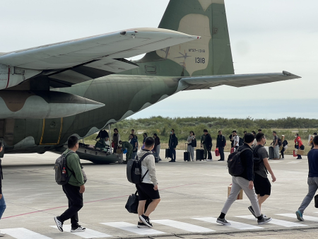 民航、軍機聯手疏運　滯留旅客清空