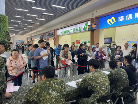 薔琵颱風影響馬祖交通，昨（25）日啟動2架次軍機疏運滯留旅客順利返台。（圖／文：馮紹夫）