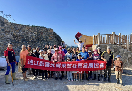 近百名鄉親參與福正沙灘淨灘活動，清理颱風過後留下的海漂垃圾。（圖／文：蔡夢玲）