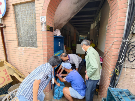 連江縣環資局26日在北竿塘岐老人活動中心舉辦「舊衣改造成果發表會」，透過改造作品展示、舊衣走秀及回收筒實地尋衣等活動，讓鄉親認識舊衣再利用的多種方式，推廣資源循環觀念。（圖／文：鄭禮頤）