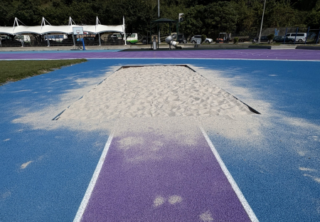 福澳運動場「跳遠沙坑」變「兒童戲沙池」　細沙散落跑道成隱形殺手