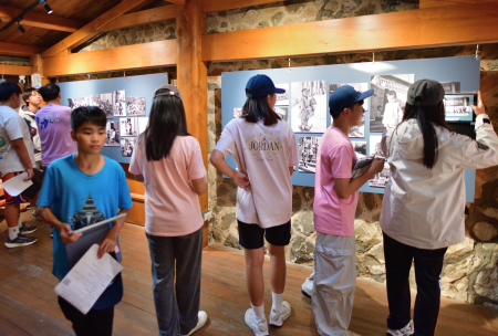 東引「戀曲1990」攝影展，不僅喚醒老一輩鄉親的青春記憶，也成為年輕學子認識家鄉歷史的生動教材。（圖／文：陳其敏）