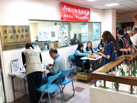 副縣長陳冠人感謝副局長林起文，亦肯定外交部領務局團隊給予馬祖的協助，讓各外島鄉親都能獲得相當便利的護照申請服務。（圖／文：鄭綿綿）
