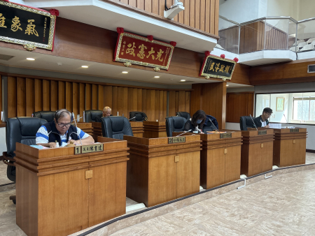 連江縣議會昨日審查連江縣政府116年度地方總預算案暨附屬單位預算案，包括聯席審查地政局、財政稅務局、文化處、連江縣社教與文化設施發展基金附屬單位及馬祖日報社附屬單位的預算。均經出席議員審查後全數照案通過。（圖／文：鄭綿綿）
