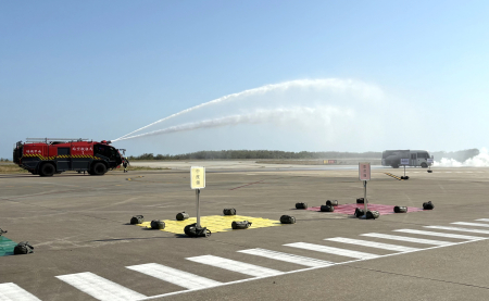 南竿機場昨日結合軍、警、消、醫療等單位辦理空難防救演練，透過模擬情境熟悉任務分工，累積緊急救援合作經驗。（圖／文：鄭綿綿）