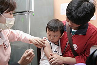 到底該不該讓小孩接種流感疫苗?臺大醫院小兒部李秉穎醫師籲尚未接種流感疫苗的公費對象儘快接種。(圖:連江縣衛生福利局)