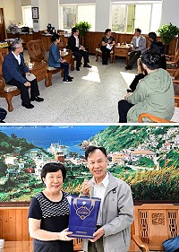 勞動部勞動力發展署署長黃秋桂一行29日拜訪縣府,感謝長年對該署業務的支持,劉增應肯定署方長年推動多元就業方案,致贈雙金牌15年陳年高粱當見面禮,希望黃署長能向廣大勞工朋友大力推銷。(圖/文:曹重偉)