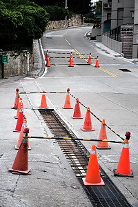 　仁愛村入村道路近日進行水溝蓋移除回填，道路急遽縮減，像在考S型，用路人建議施工單位設置警示用具及調整施工區域，以策安全。（圖／文：曹重偉）