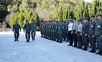 　馬祖防衛指揮部1日為南竿北海坑道開鑿陣亡將士先輩進行儀式，引英魂入總牌位入祀南竿鄉軍人紀念園區忠靈祠，並由副指揮官陳立中率防區官兵代表舉辦入祀典禮。（圖：連江縣政府民政處）