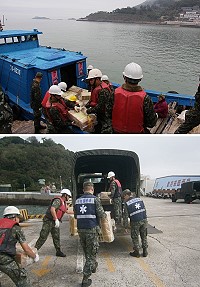 (上圖)官兵努力從船上卸貨。(下圖)官兵齊心協力完成運補任務。(圖/文:葉峻廷)