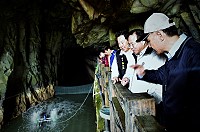 　縣長劉增應、議長張永江到東引北海坑道關心龍蝦養殖情形，對軍事坑道變身為龍蝦養殖基地充滿期待。（圖／文：陳其敏） 