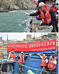 連江縣政府產業發展處在東引辦理龍蝦保育放流宣導活動,縣長劉增應、議長張永江、產業發展處長劉德全、鄉長楊雲成等人共同在天王澳近岸投放千隻小龍蝦,以促進馬祖漁業資源永續利用。(圖/文:陳其敏)