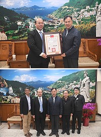 劉增應連任縣長,中選會代理主委陳朝建7日馬祖頒發當選證書。(圖/文:馮紹夫)
