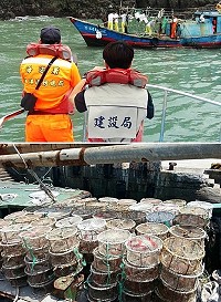 　馬祖海域充斥的章魚籠，對生態魚苗的殺傷力無法想像，產發處明年將不再核發相關漁業執照。（圖：本報資料室）