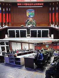 (上圖)指揮官主持情報工作暨地區安全協調會報。(下圖)各單位出席踴躍。(圖/文:江耿逸)