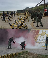 (上圖)大門遭暴民襲擾,待命班迅速處置。(下圖)消防組使用滅火器撲滅火勢。(圖/文:謝佳宏)