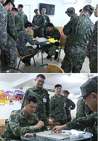 (上圖)弟兄們圍觀棋局躍躍欲試。(下圖)決賽對決,互不相讓。(圖/文:葉峻廷)