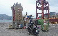 　台、馬海上交通連續停航數日後，臺馬之星恢復航行，載運大批郵件、貨件到東引。（圖／文：陳其敏）