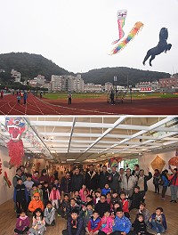 「風彩箏艷-風箏典藏展」文物館4樓舉行開幕,中華特技風箏推廣協會下午在福澳運動場放飛各式各樣風箏,讓觀眾大開眼界。(圖/文:馮紹夫)