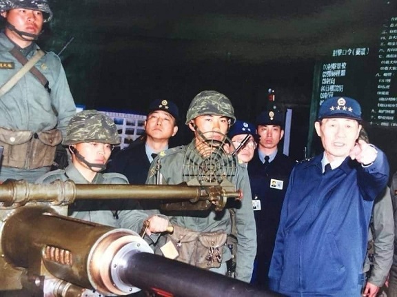 1996年台海導彈危機期間,前故總長羅本立莒光第一線砲陣地視察。圖/軍聞社提供