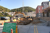 　福澳碼頭到聖火台後方道路進行路面整修工程，施工期間道路封閉，民眾注意駕駛。（圖／文：馮紹夫）
