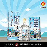 韓國瑜拚經濟主題性紀念酒瓶身採用專利水立方,瓶上加貼韓競選Q版圖騰貼紙,酒盒及外袋也特別設計。(圖:馬祖酒廠)