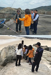 由馬管處、產發處、消防局、交旅局及海巡署第十岸巡隊組成的聯合稽查小組前往莒光,進行水域遊憩活動安全聯合稽查及加強磯釣安全宣導。(圖/文:宋幸儒)
