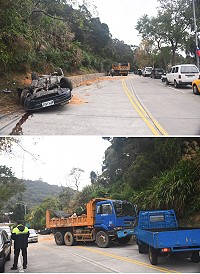 南竿昨日上午一輛大貨車因煞車失靈發生車禍,撞擊威力之大,停在路邊的轎車都被撞翻。(圖/文:馮紹夫)