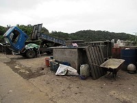 雞鴨不能隨處養!陳情民眾在介壽國中小後門旁道路發現大量家禽排泄物,環資局已依違反廢棄物清理法相關規定,予以告發處分,同時要求污染行為人限期改善。(圖:連江縣環境資源局)