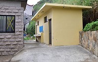 　為提升觀光形象及提供足夠如廁空間，東引鄉公所即日起開放天后宮廣場展演台後方公廁供遊客使用。（圖／文：陳其敏）