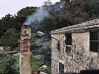 　橋仔牛欄里聚落住了一對老夫婦，家中從未使用過瓦斯爐，樂天知命的老夫婦一直使用傳統的爐灶來炊煮，每天上山種田時順便撿點柴火，家中的爐灶煙囪在全北竿獨一無二。（圖／文：陳鵬雄）