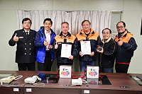 　內政部役政署特別針對各縣市執行替代役管理工作年資滿10年以上人員進行表揚，連江縣分別是行政處科員陳碧芬、消防局北竿分隊大隊長王傳龍、消防局秘書葉炎官、北竿戶政事務所主任馮章明；由役政署科長李承明專程來馬頒贈獎牌及紀念品。（圖／文：曹重偉）