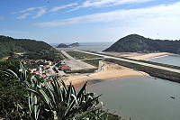 　北竿機場跑道長度不足加上北面獅嶼障礙，航機必須減重起飛。（圖／文：陳鵬雄）
