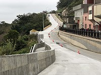 　北竿大道上村至成功坡涼亭外側路段全新完工養護期滿，即日起開放單向通車，這是全島目前最新的路段，道面平整度大幅改善。北竿大道上村至板里水庫段已完成一半路面翻修，全段路面預定今年5月左右開放通車。（圖與文：陳鵬雄）