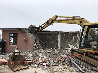 　有一甲子歲月的橋仔村辦公室昨天怪手進場拆除，村民共同回憶也走入歷史。（圖／文：陳鵬雄）
