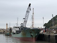 　海象轉好，白沙多艘貨船進港卸貨，碼頭作業忙碌。（圖／文：陳鵬雄）