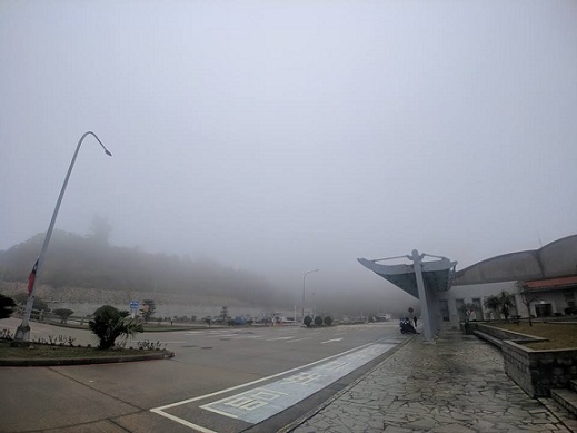 霧濃鎖住山頭,南北竿機場11日仍關場。(圖:摘自歐家瑞臉書)