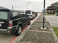 清水村停車問題日趨嚴重,民眾反映運動公園旁的小型機車停車場,入出口處常遭違停車輛擋住;警察局表示,近日已提高頻率前往取締違規停車。(圖/文:曹重偉)